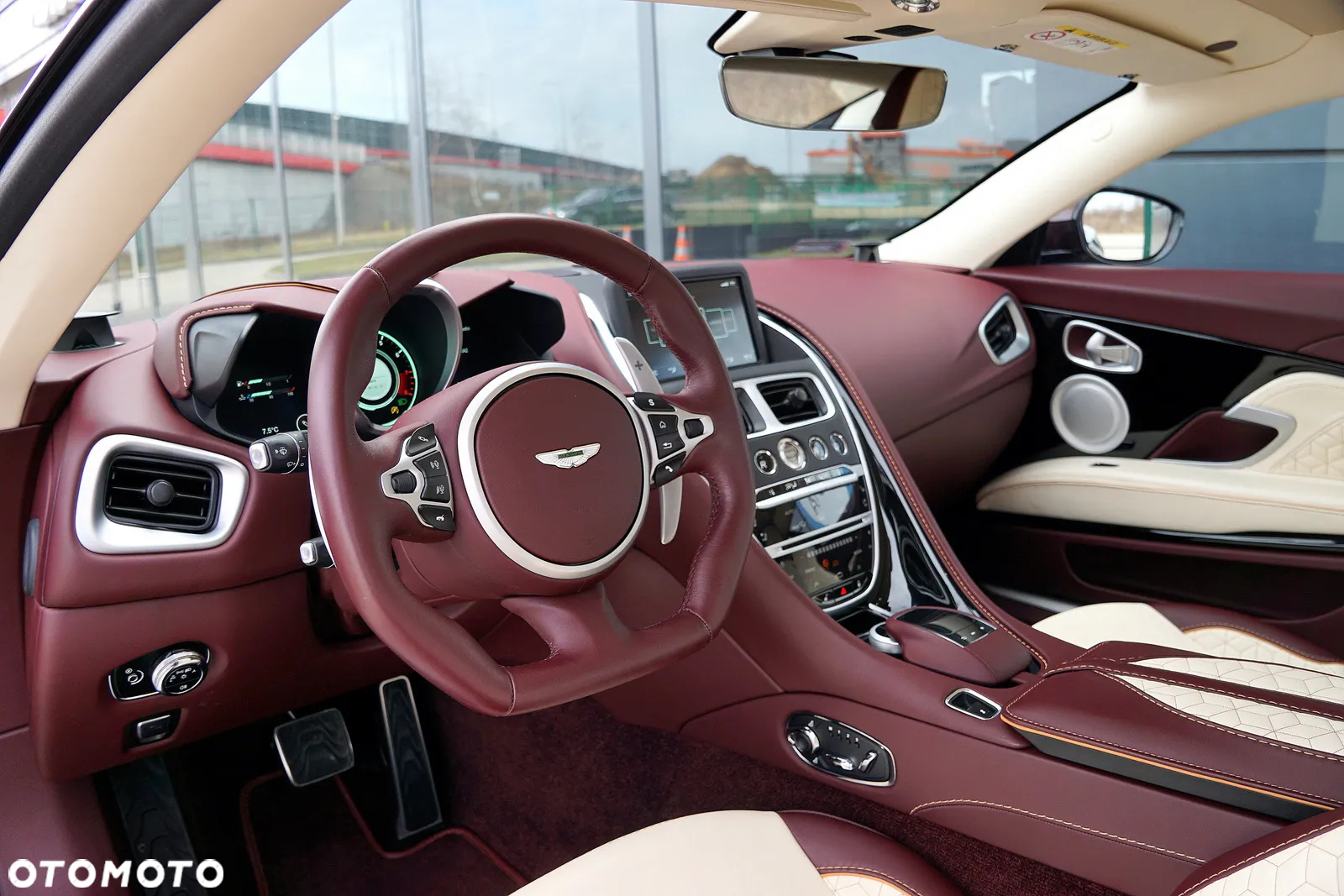 Aston Martin DBS Superleggera Standard - 17