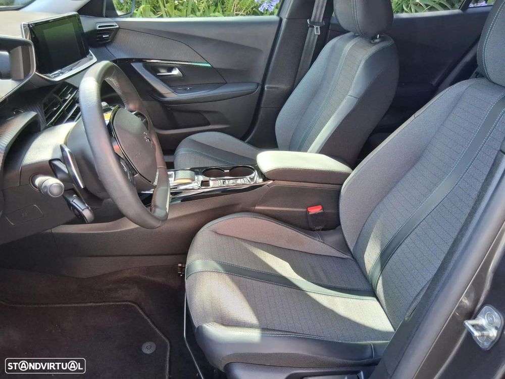 Peugeot 2008 1.2 PureTech Allure EAT8 - 32