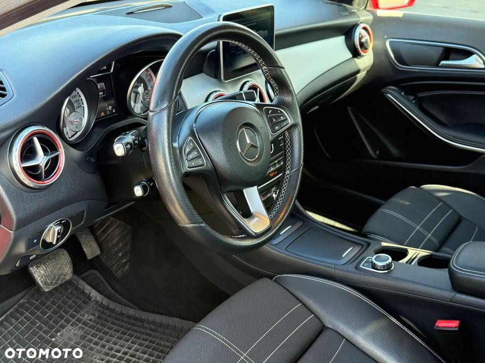 Mercedes-Benz GLA 180 7G-DCT - 18