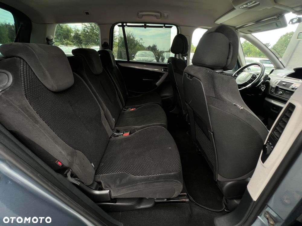 Kia Carens - 15