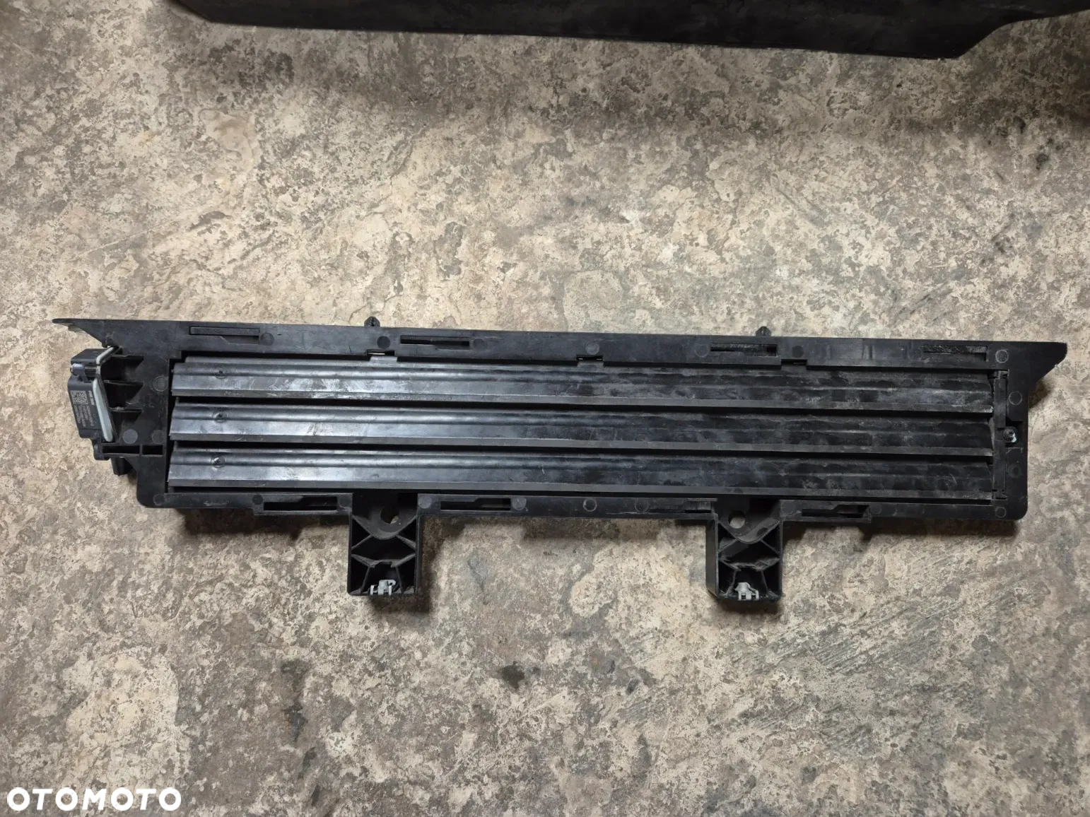 Żaluzja kierownica powietrza Renault Twingo III A24041153212 620C46066R 214E11600R 620C42798R - 2