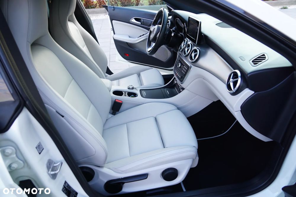 Mercedes-Benz CLA 180 7G-DCT UrbanStyle Edition - 24