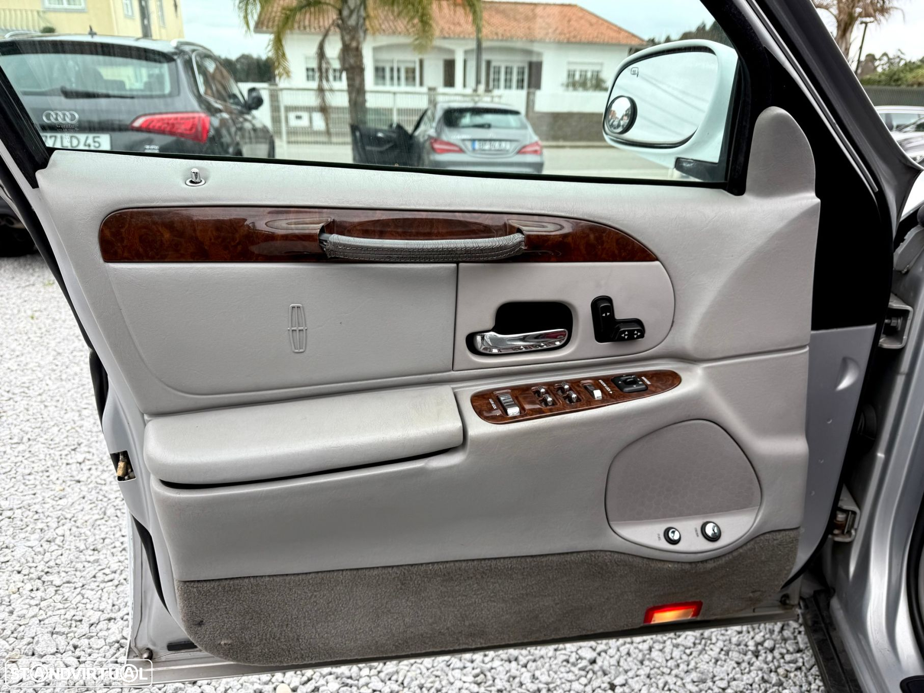 Lincoln Town Car - 16