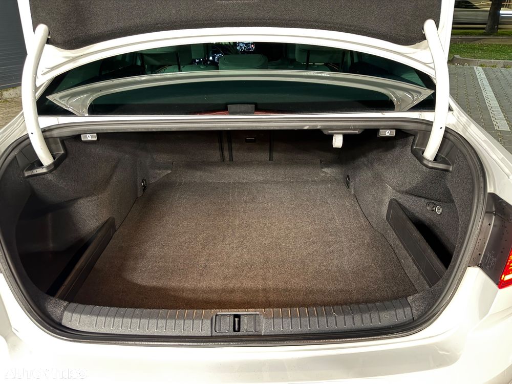 Volkswagen Passat - 31