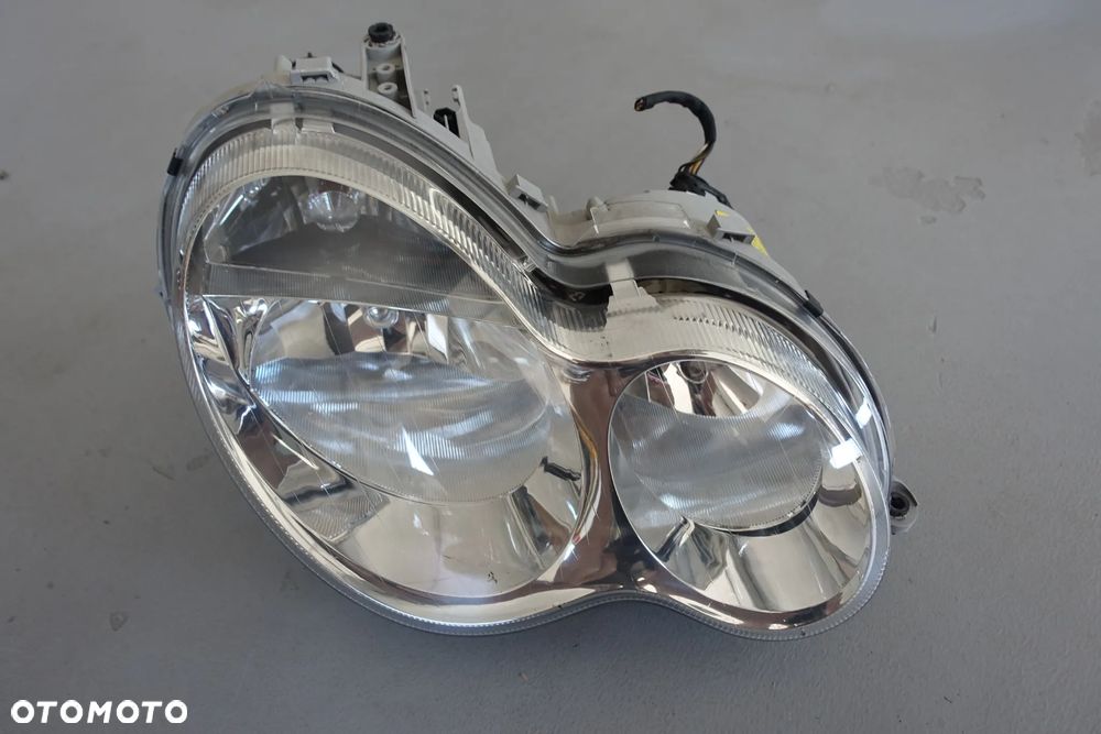 LAMPA PRAWY PRZÓD MERCEDES W203 LIFT - 1