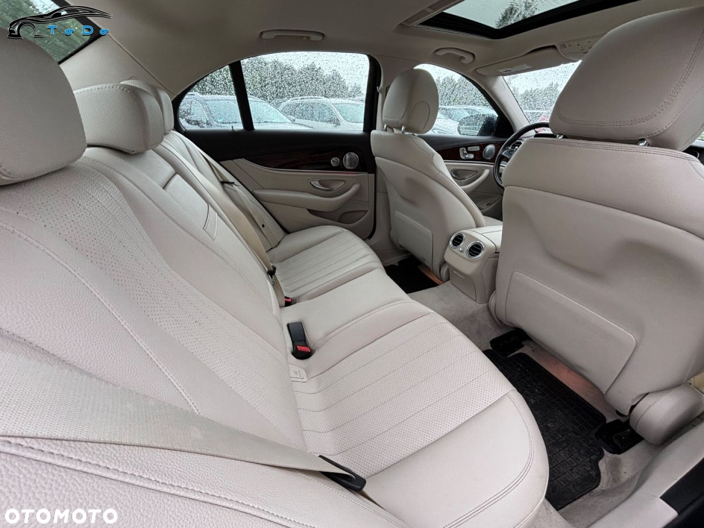 Mercedes-Benz Klasa E 300 9G-TRONIC - 22