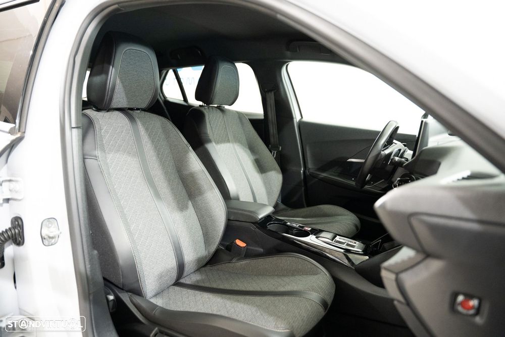 Peugeot 2008 1.2 PureTech Allure EAT8 - 28