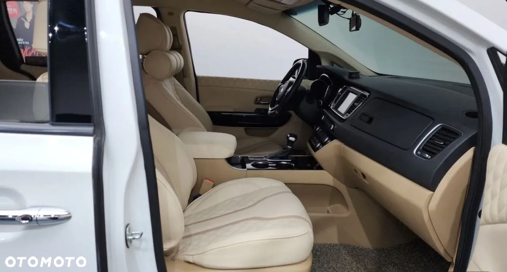 Kia Carnival - 8