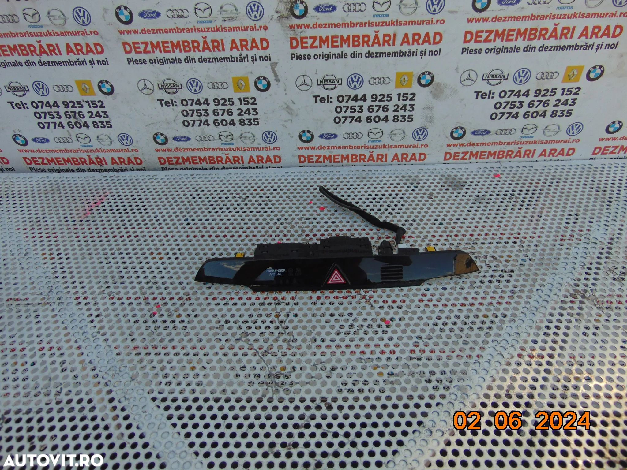 Buton Avarii Hyundai Tucson 2015-2020 ornament central buton avarii tucson 3 - 1