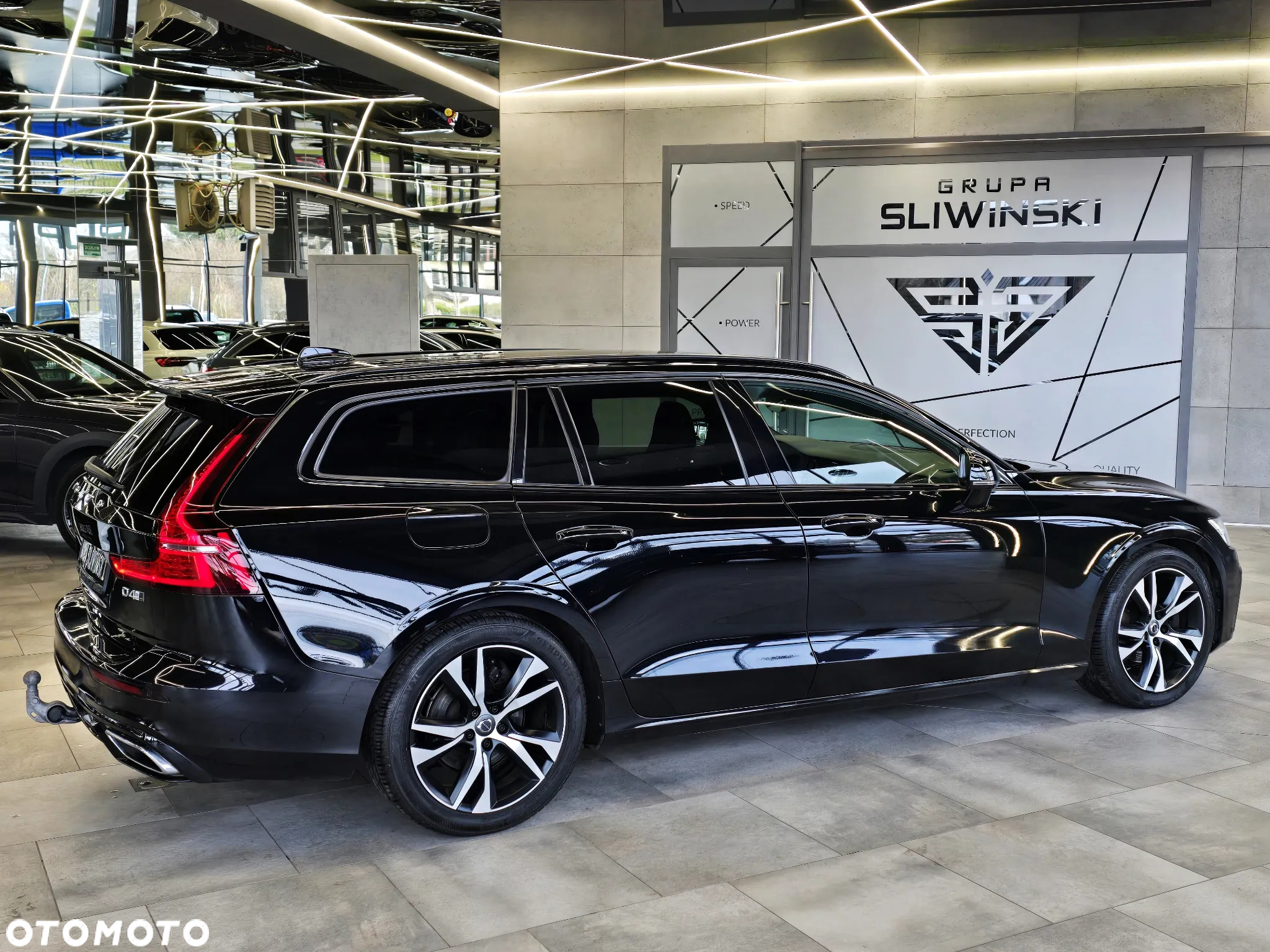 Volvo V60 D4 AWD Geartronic R-Design - 9