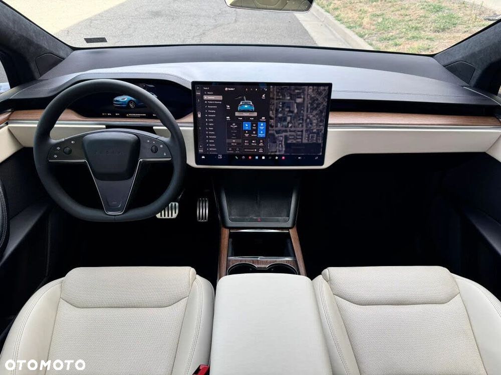 Tesla Model X - 11