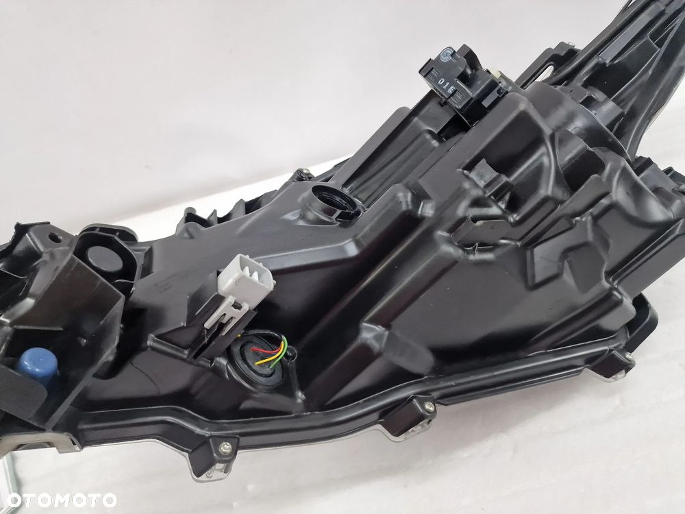 TOYOTA COROLLA E21 18- LEWA / PRAWA ZWYKŁA LAMPA PRZEDNIA PRZÓD SOCZEWKA , NR 81110-02T31-00 / 81150-02T31 / 81150-02T31-00 , NR AUKCJI LA372 - 9