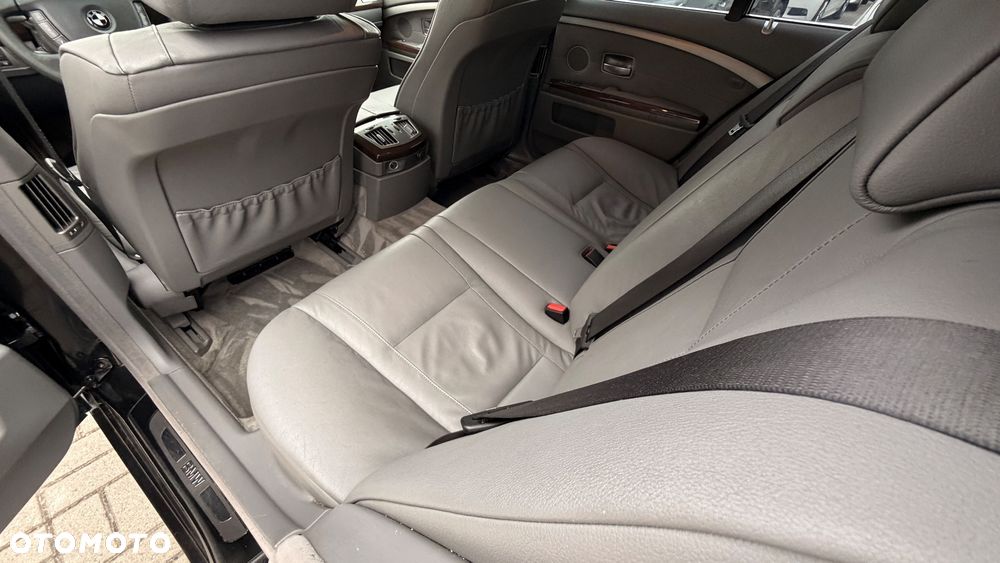 BMW Seria 7 740i - 24