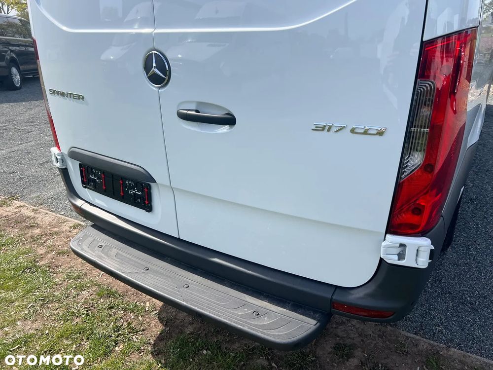 Mercedes-Benz Sprinter - 11