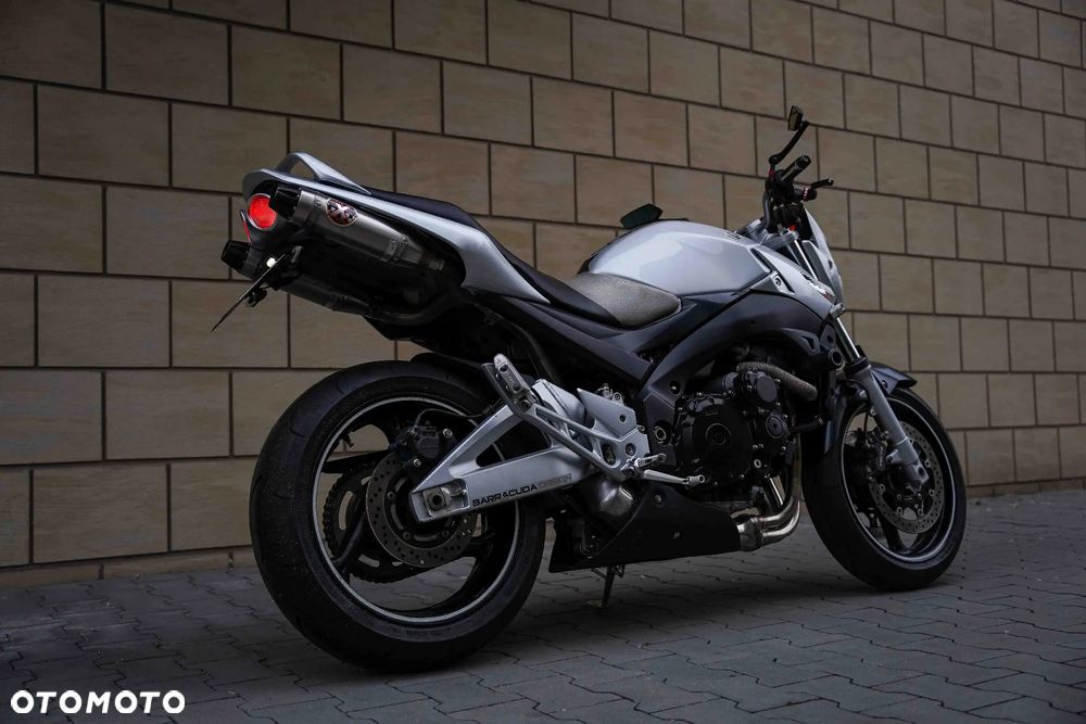 Suzuki GSR - 4