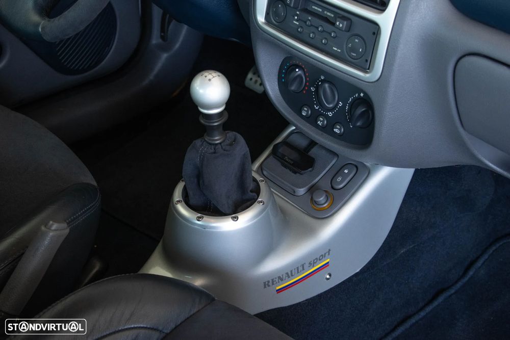 Renault Clio 3.0 V6 Sport - 30