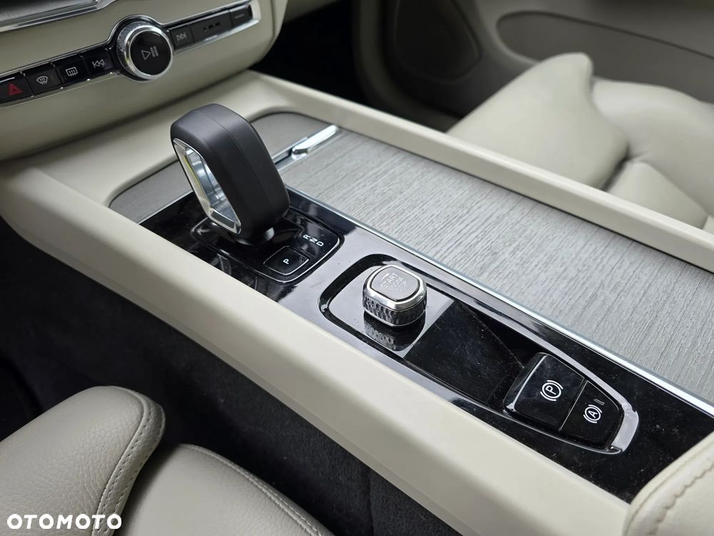 Volvo XC 60 B4 D AWD Plus Dark - 20