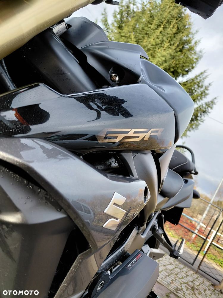 Suzuki GSR - 6