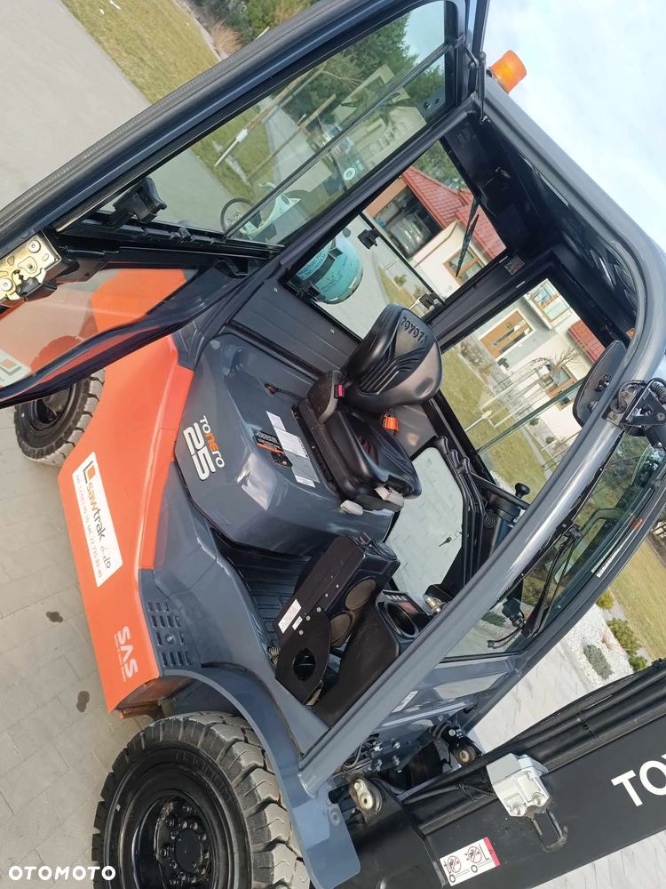 Toyota 8FG25 Kabina 2023 rok benzyna/gaz opony superelastyczne jak NOWY - 16