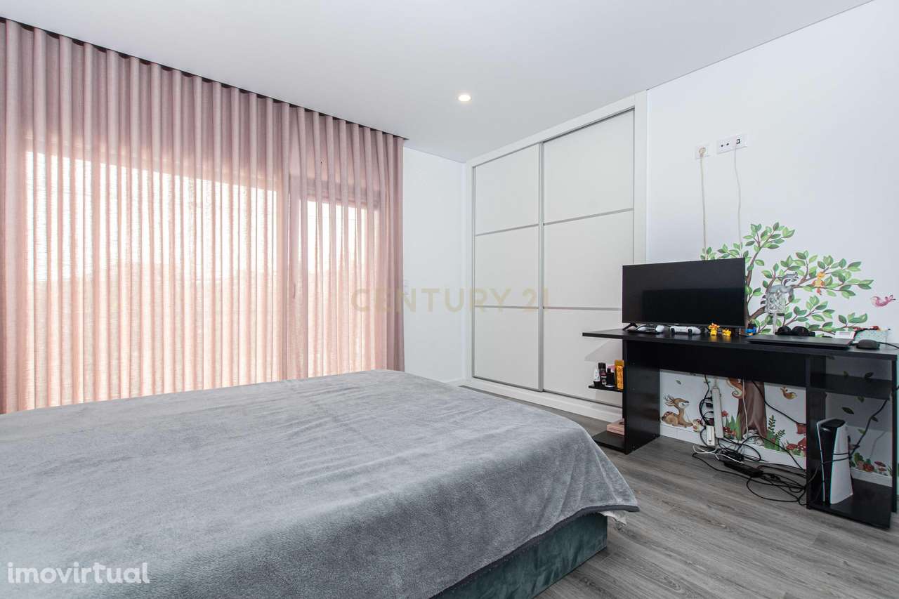 Moderna Moradia T4 em Fernão Ferro, Seixal - Grande imagem: 5/45