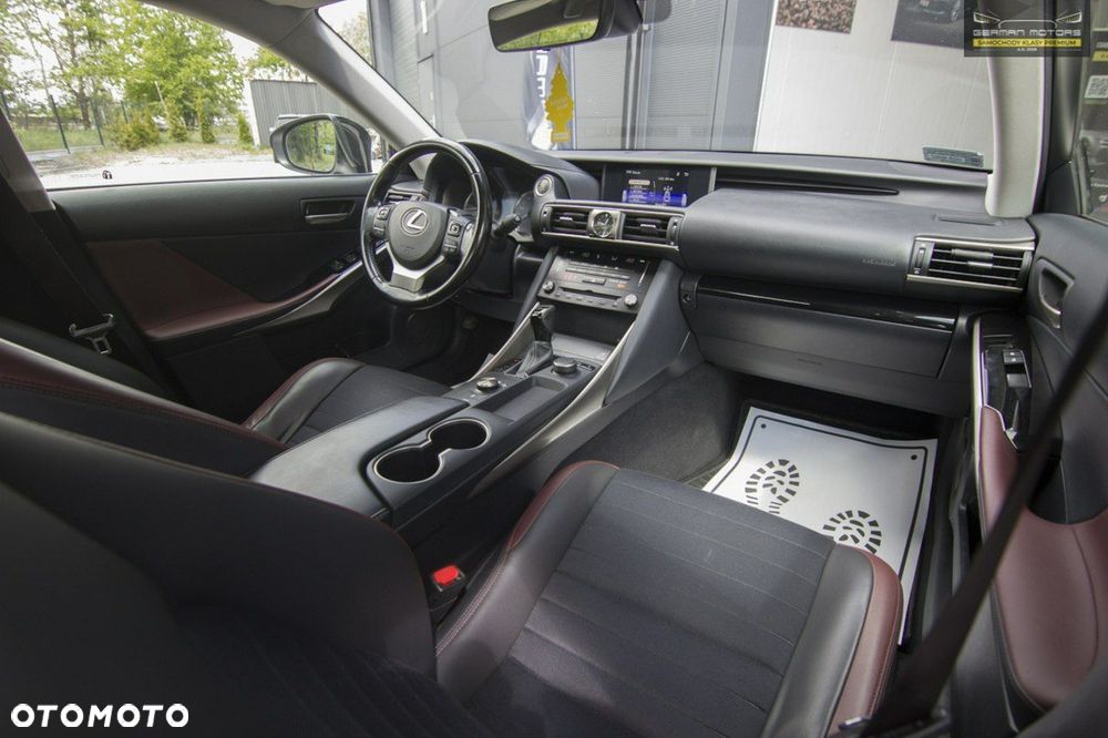 Lexus IS - 32