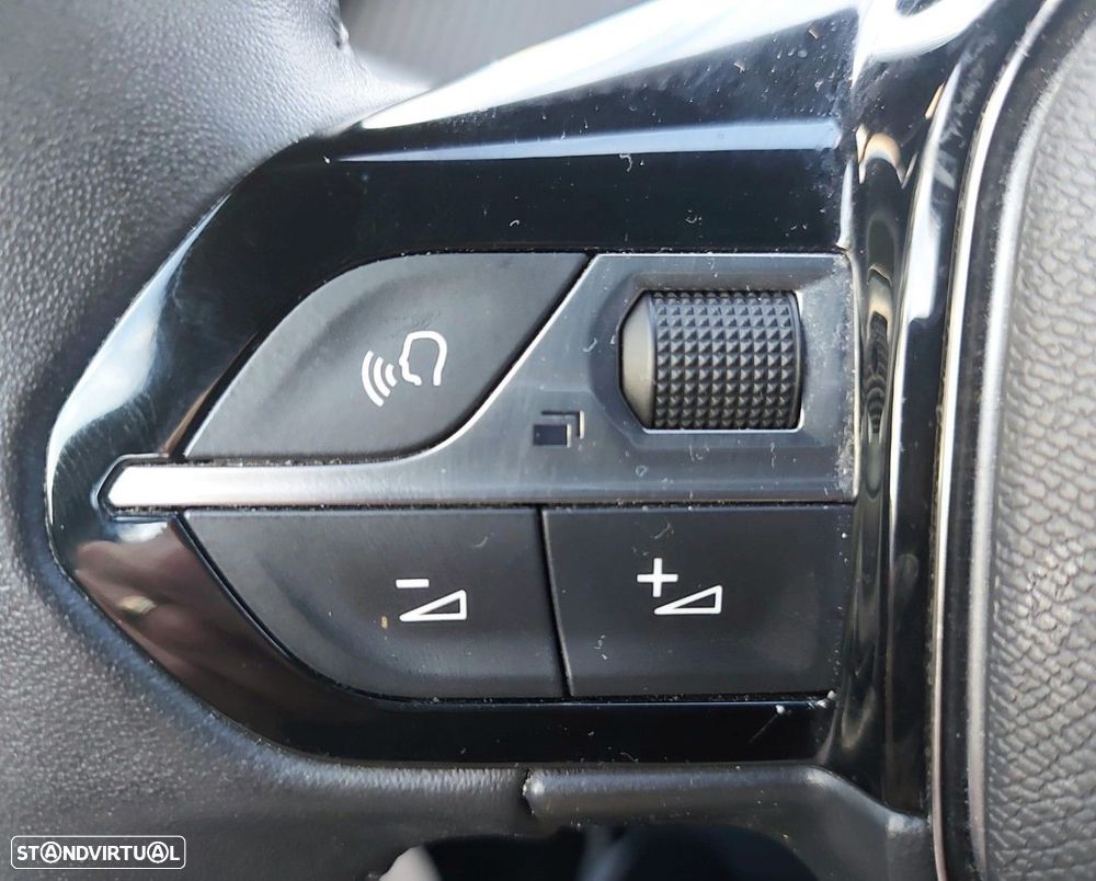Peugeot e-2008 50 kWh Active Pack — fotografia 36