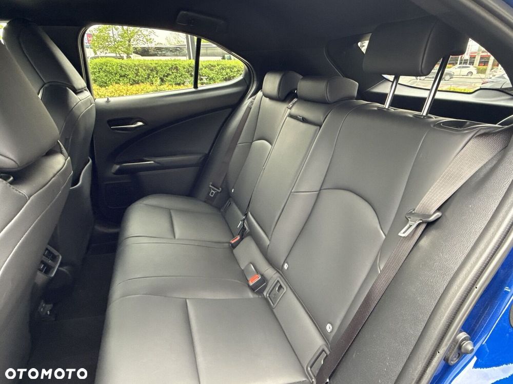 Lexus UX 300h F Sport Design AWD - 17