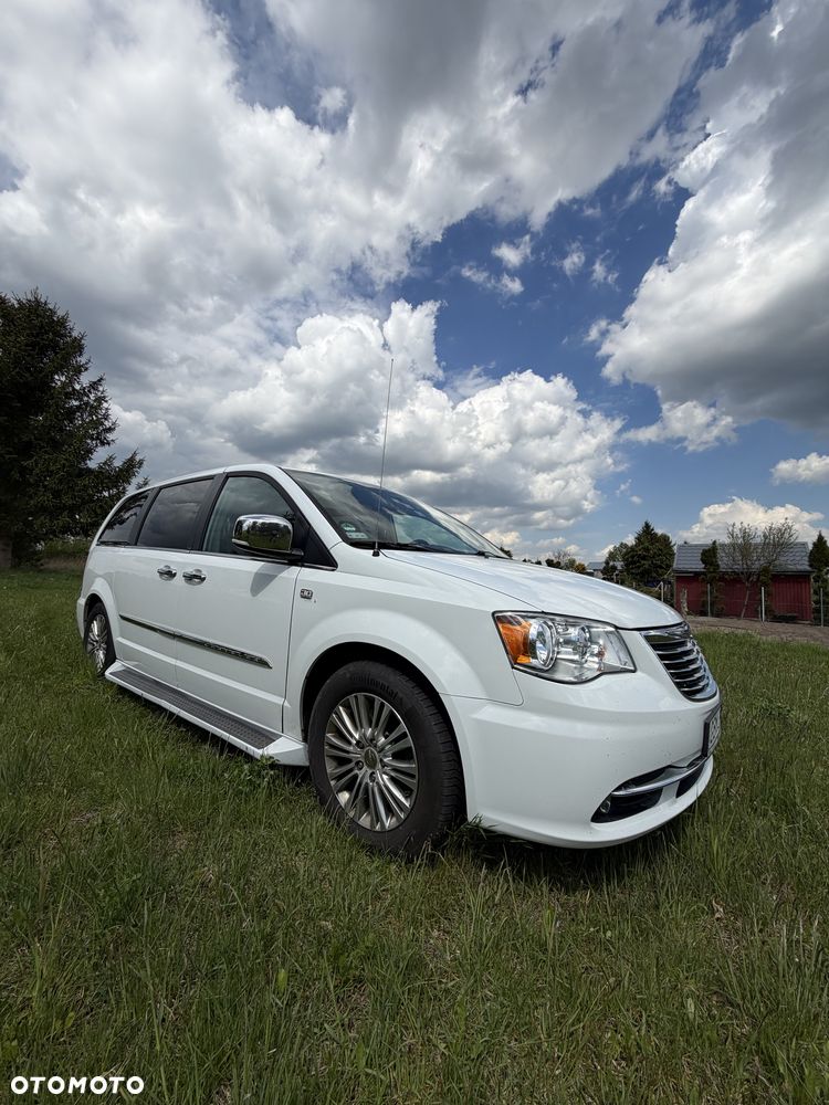 Chrysler Town & Country - 1