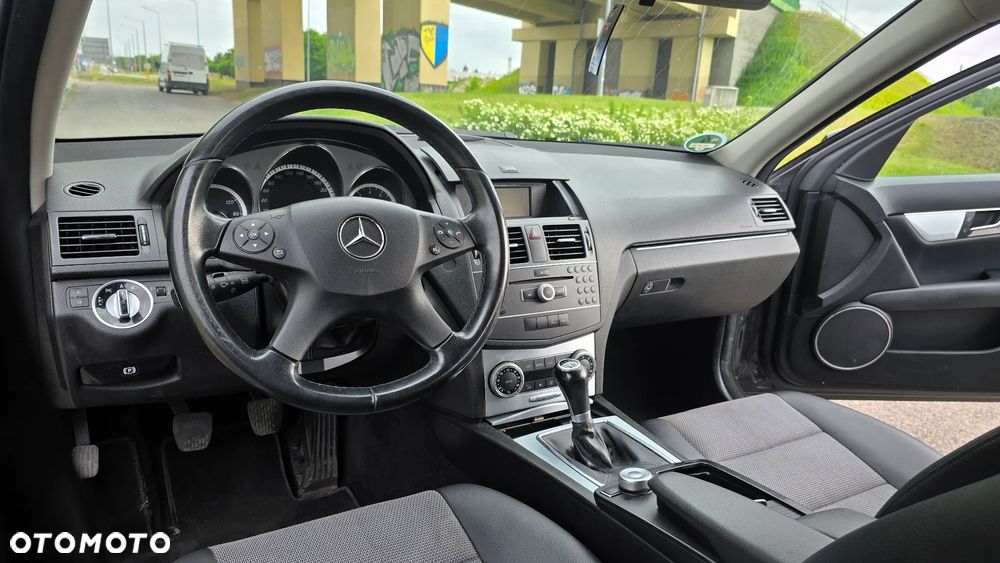 Mercedes-Benz Klasa C 180 CGI BlueEFFICIENCY Avantgarde - 39