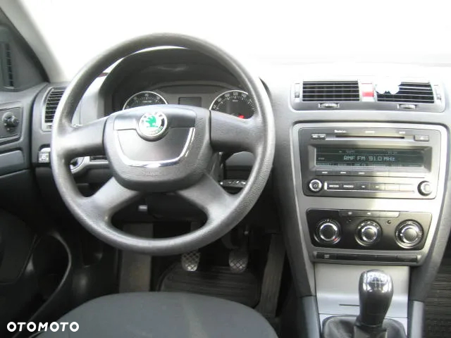 Skoda Octavia 1.6 Ambiente - 11