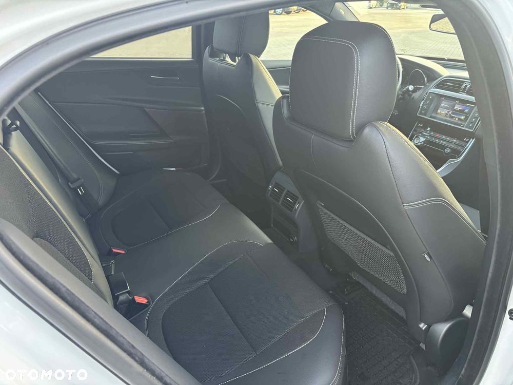 Jaguar XE 20d AWD R-Sport - 8