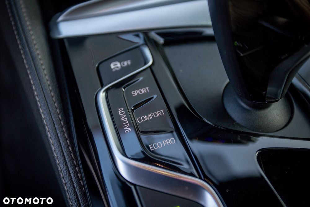 BMW Seria 5 M550i xDrive - 32