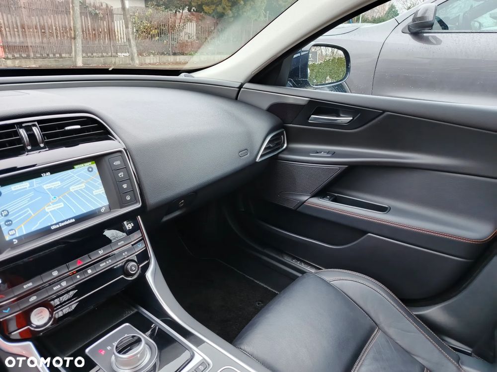 Jaguar XE 2.0 D Portfolio - 36