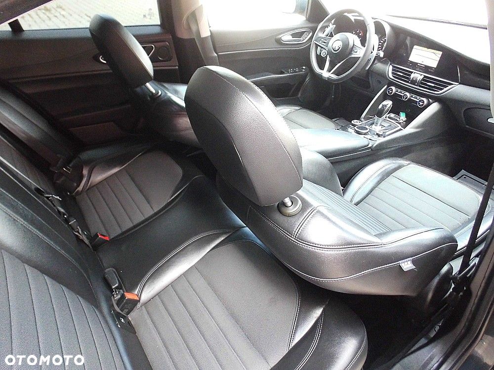 Alfa Romeo Giulia 2.2 AT8 Business - 18