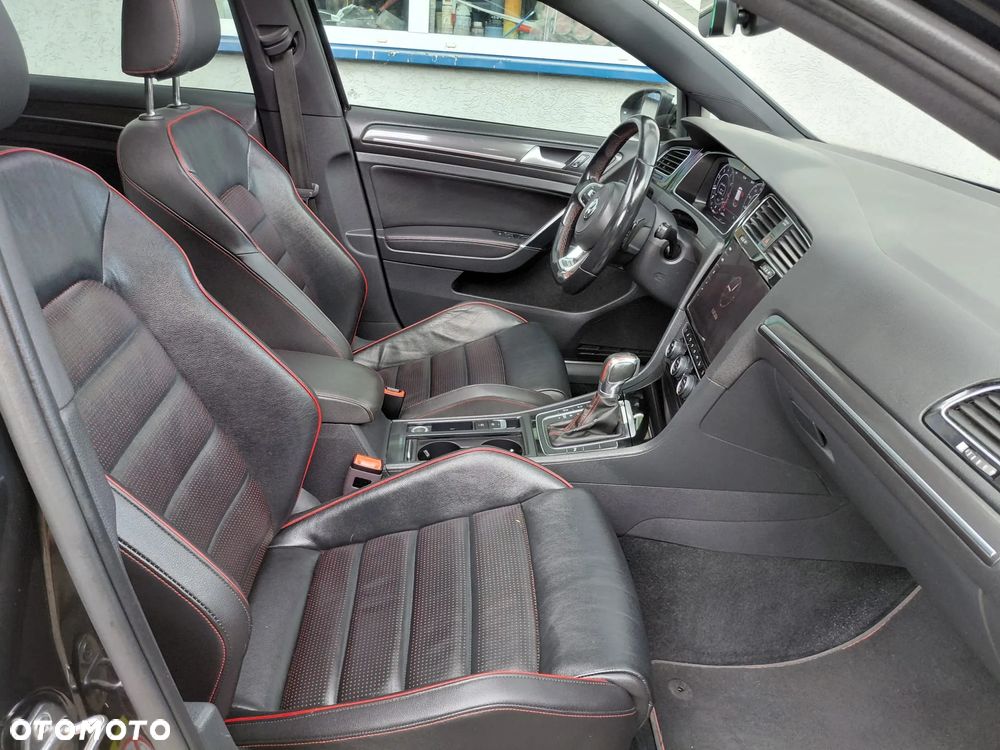 Volkswagen Golf - 22