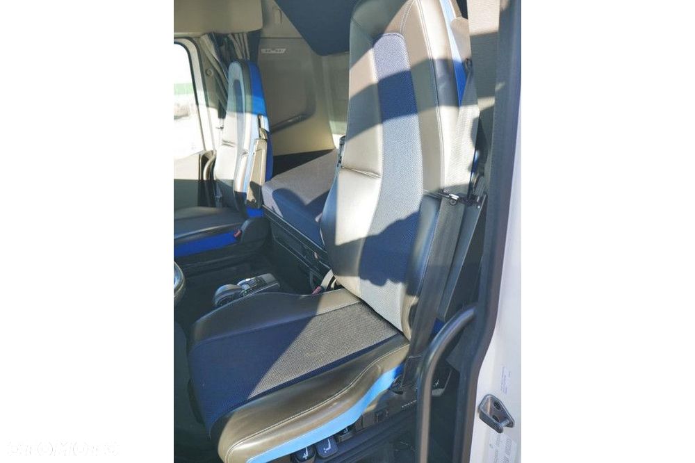 Volvo Vehicle Tractor 4x2 Standard - 9