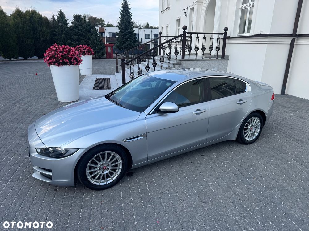 Jaguar XE 2.0 D Portfolio - 14