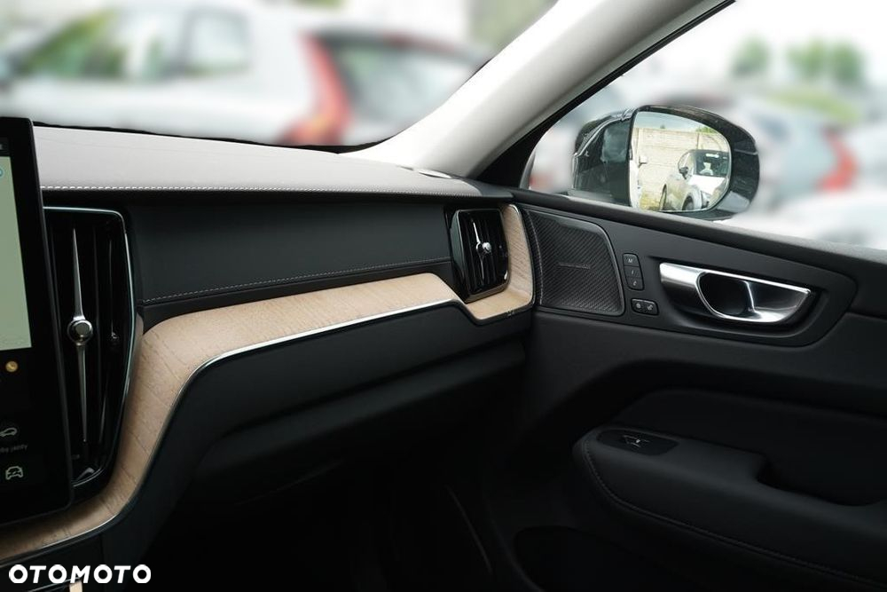 Volvo XC 60 B5 B AWD Plus Dark - 20