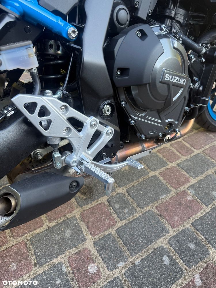 Suzuki GSX - 18