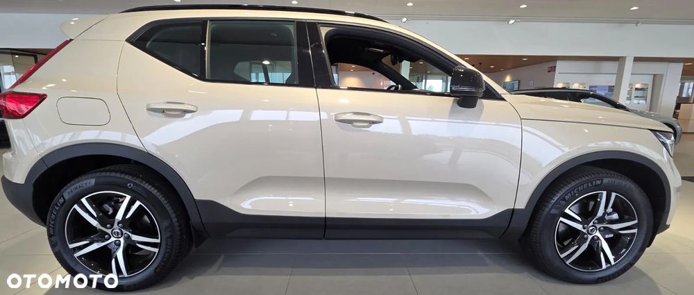 Volvo XC 40 B4 Plus Black Edition - 16