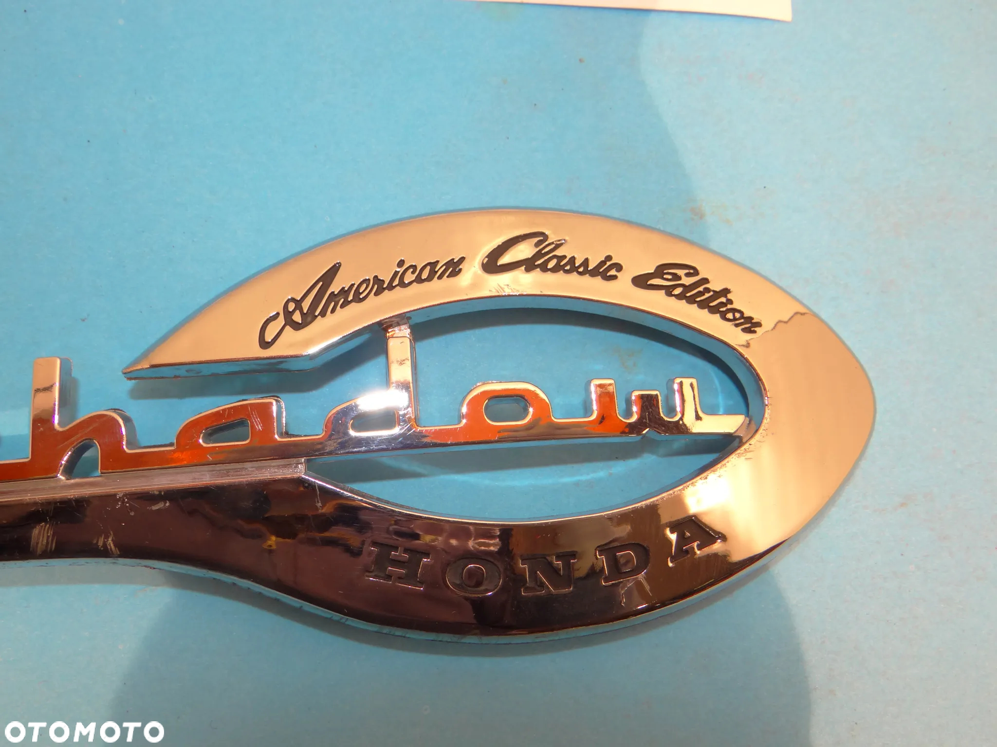 H025 HONDA SHADOW EMBLEMAT ZNACZEK NA BAK ZBIORNIK PALIWA PRAWA STRONA - 2
