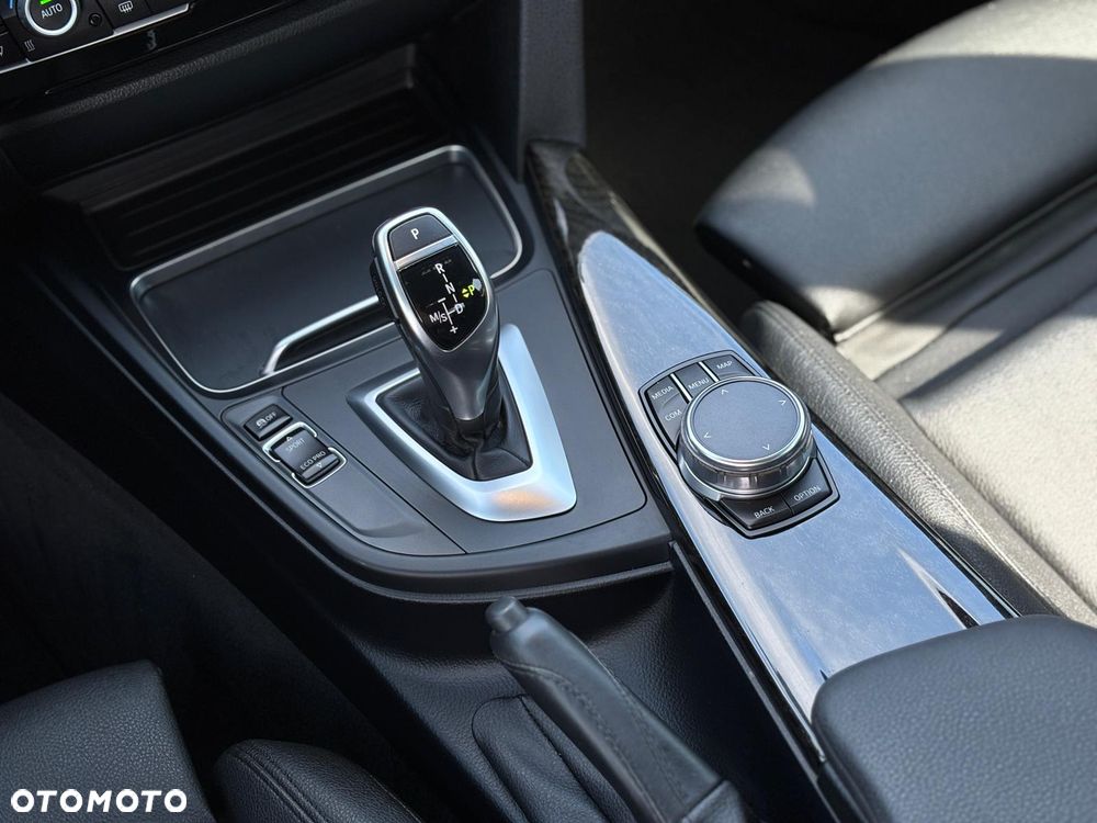 BMW Seria 3 330i Sport Line - 24