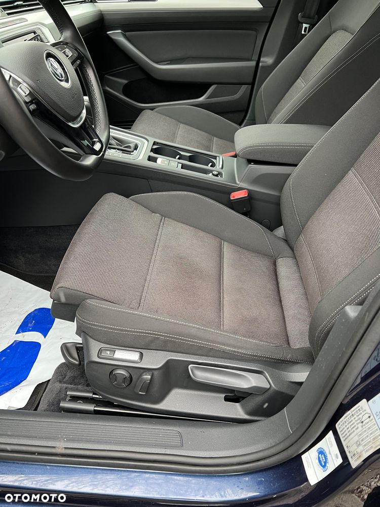 Volkswagen Passat Variant 2.0 TDI SCR DSG (BlueM Tech) Comfortline - 11
