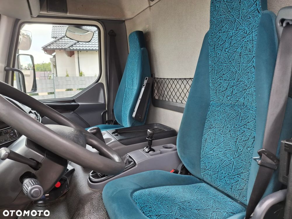 DAF LF 45.180 Wywrotka 3 Stronna + Hydroburta HDS HIAB Żuraw Dźwig Sterowanie Radiowe Łyżka Chwytak Obrotowy Dzielone Burty Hak Klimatyzacja Niski Przebieg Blokada Mostu Oświetlenie Ostrzegawcze - 17