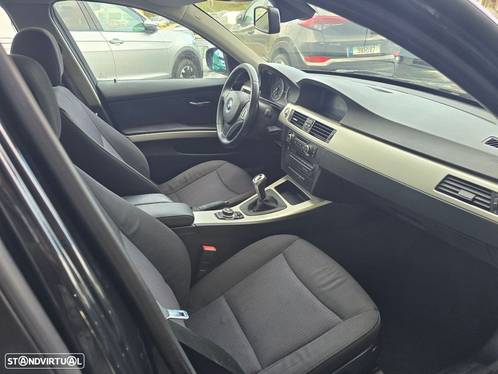 BMW 318 d Navigation Sport - 16