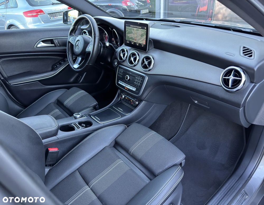 Mercedes-Benz GLA 200 7G-DCT - 33