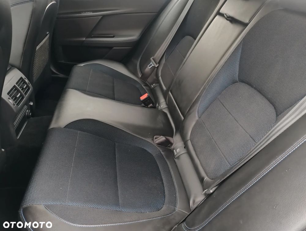 Jaguar XE 2.0 D R-Sport - 20