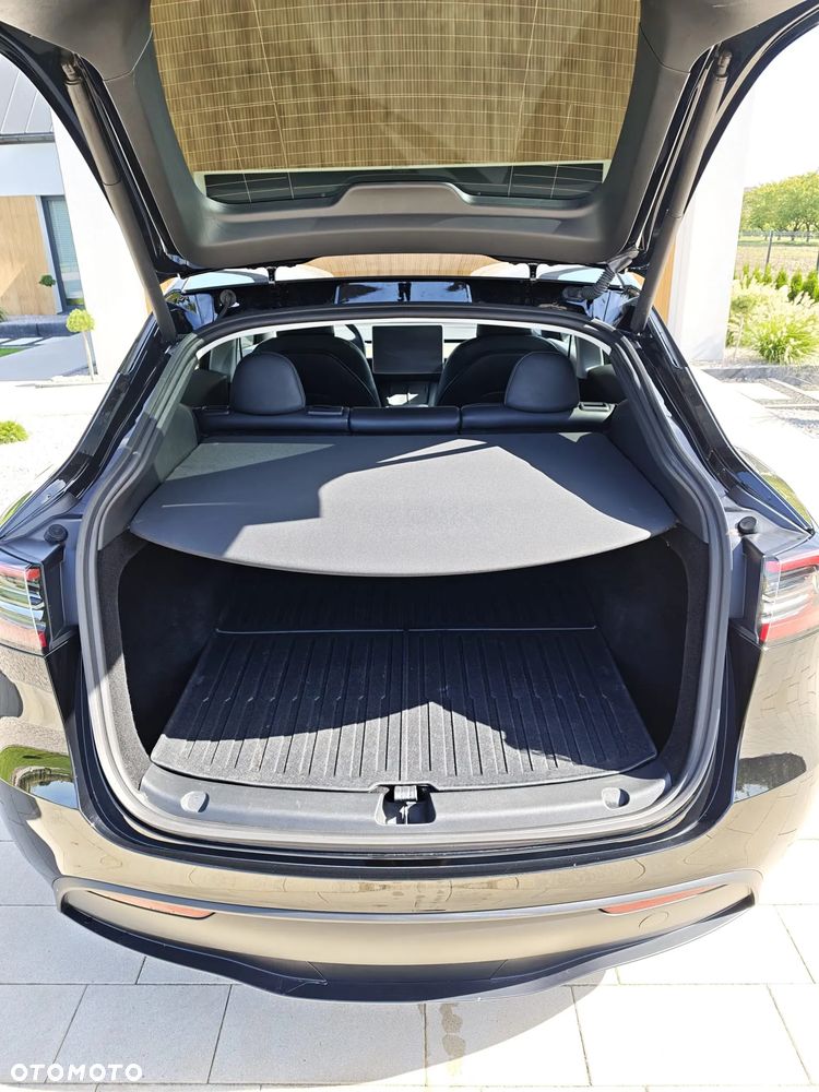 Tesla Model Y Long Range AWD - 6