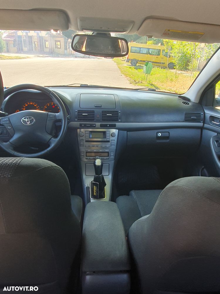 Toyota Avensis 1.8 Sedan Luna - 8