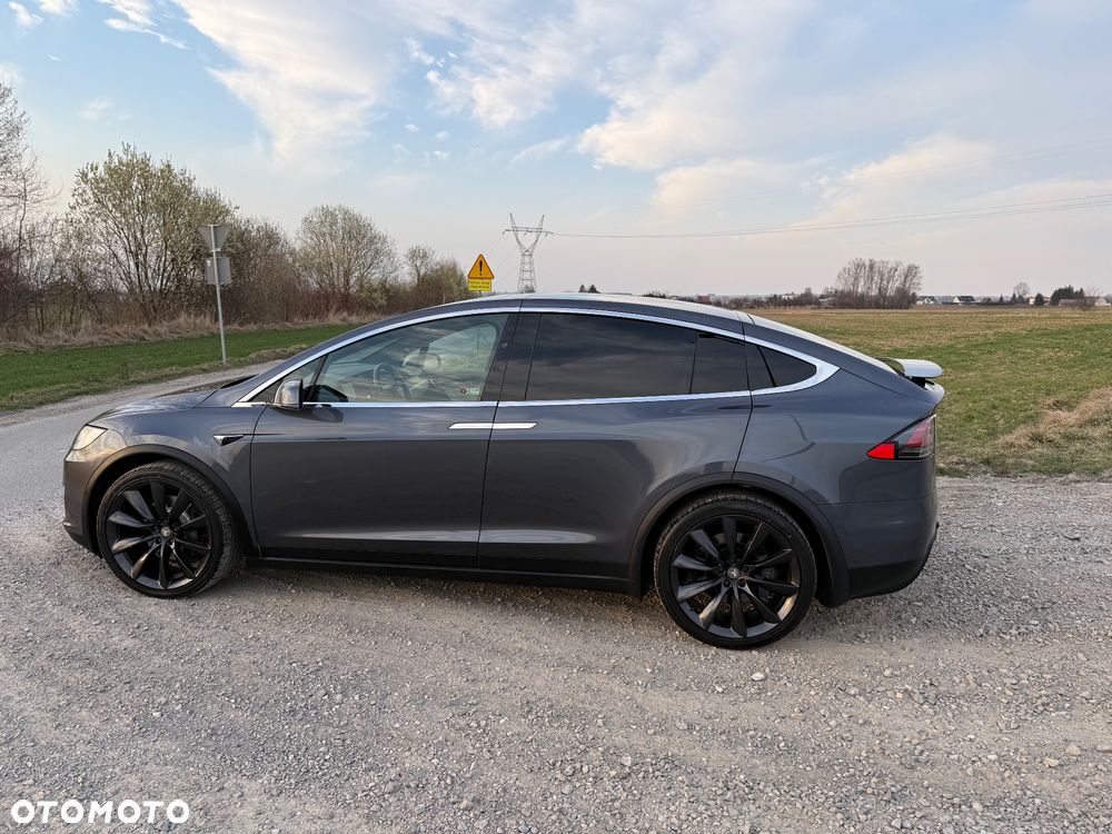 Tesla Model X - 35